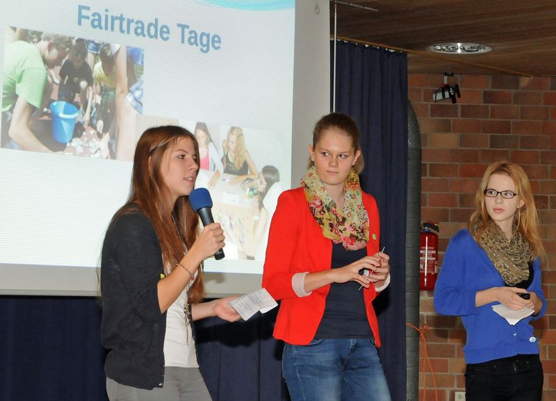 UnterschleiÃheim COG Urkundenverleihung Fairtrade Schoolvon li. Spohia Waider, Isabella Zopf und Sabine Winklbauer