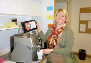 Eine Lehrerin des Maria Ward Gymnasiums testet den neuen Günzburger "My Fair Coffee"