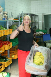 Auch der "Brotkorb" freut sich und gibt die Bananen an Bedürftige aus