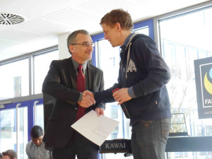 Schulleiter OStD Wagner nimmt den Entwurf des FT-Kompasses entgegen