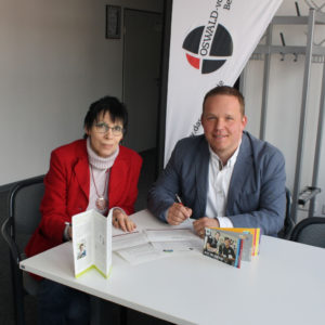 Schulleiterin Monika Stoll-Röhl und Teamsprecher Dirk Waterkamp bei der "Kompass-Unterzeichnung"