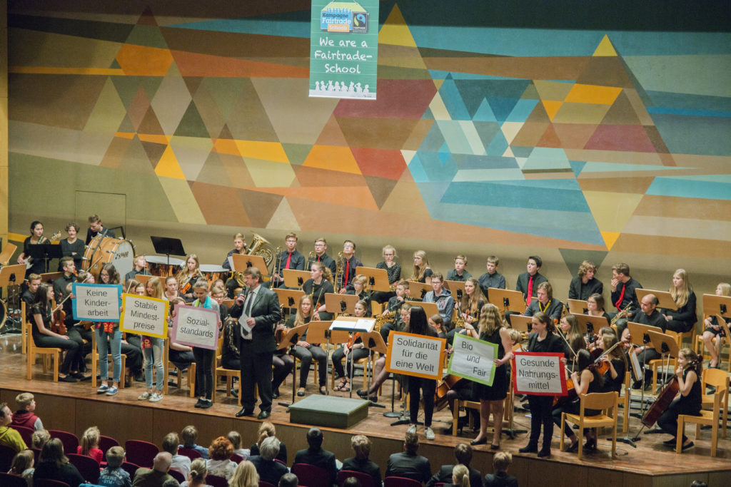 Fruehjahrskonzert mit Verleihung der Auszeichnung "Fairtrade"-School Schulchor u. Orchester Gym. MOD Chor des Istituto Comprensivo Lavis Modeon - 6. Mai 2016