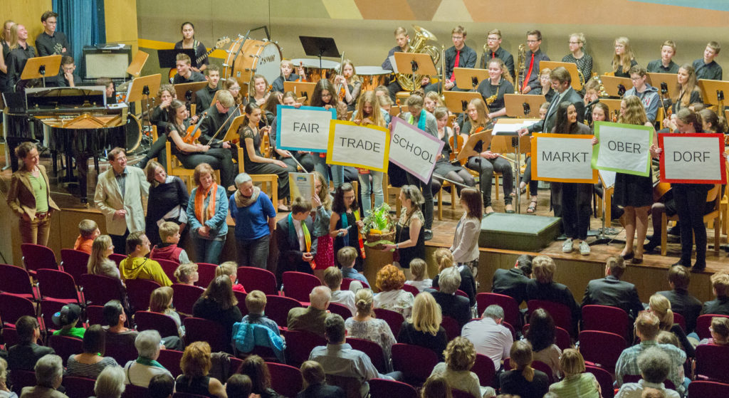 Fruehjahrskonzert mit Verleihung der Auszeichnung "Fairtrade"-School Schulchor u. Orchester Gym. MOD Chor des Istituto Comprensivo Lavis Modeon - 6. Mai 2016