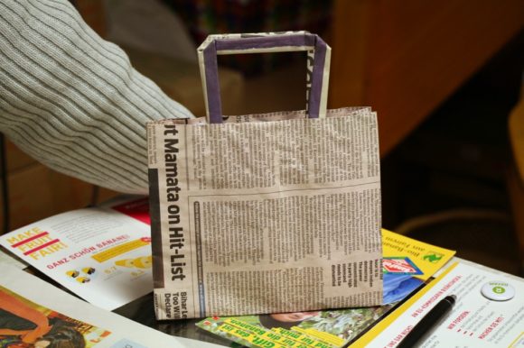 Tasche aus Zeitungspapier, als Kampf gegen Arbeitslosigkeit