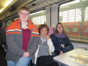 Daniela, Ute Moser, Bianca im Zug auf dem Weg nach Stuttgart