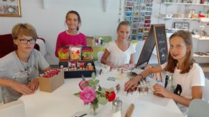 AG-Schülerinnen und Schüler beim Auszeichnen der fairen Süßigkeiten im Sankt Georgener Café Bohnenheld