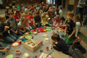 "Faires Frühstück" mit allen Kindern in der Aula
