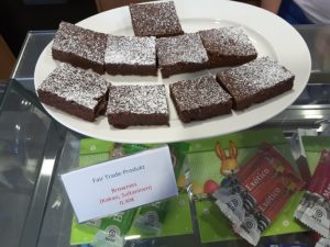 Selbst hergestellte Brownies mit Zutaten aus fairem Handel