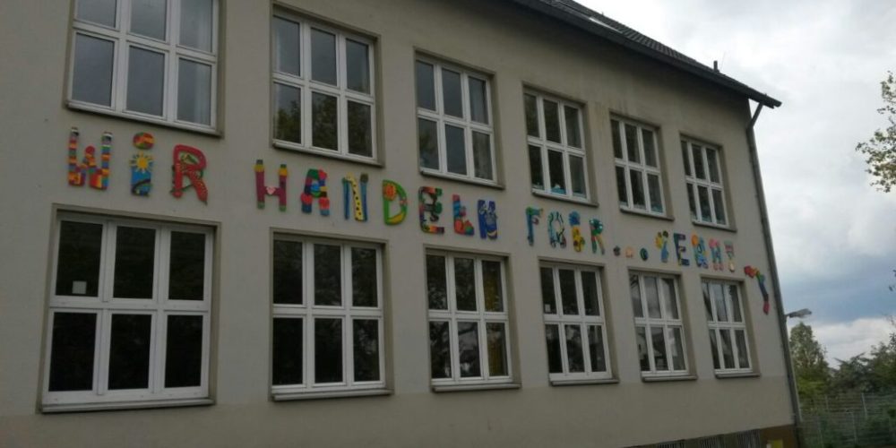 Die neue Fassade der Regenbogenschule “Wir handeln fair, yeah!”