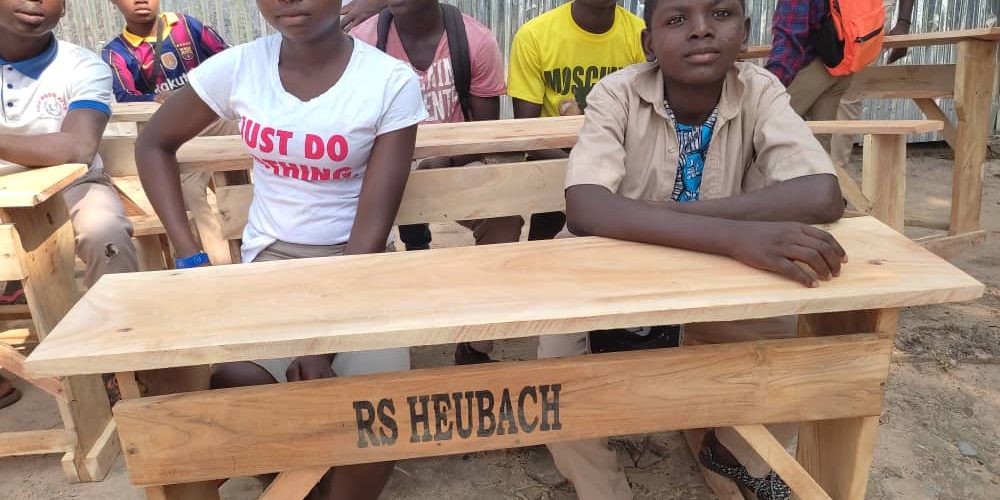 Realschule Heubach finanziert eine Schulbank in Togo
