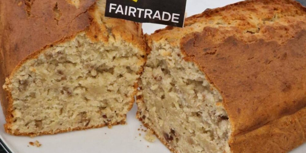 Testen eines Fairtrade-Kuchens für einen Info-Flyer