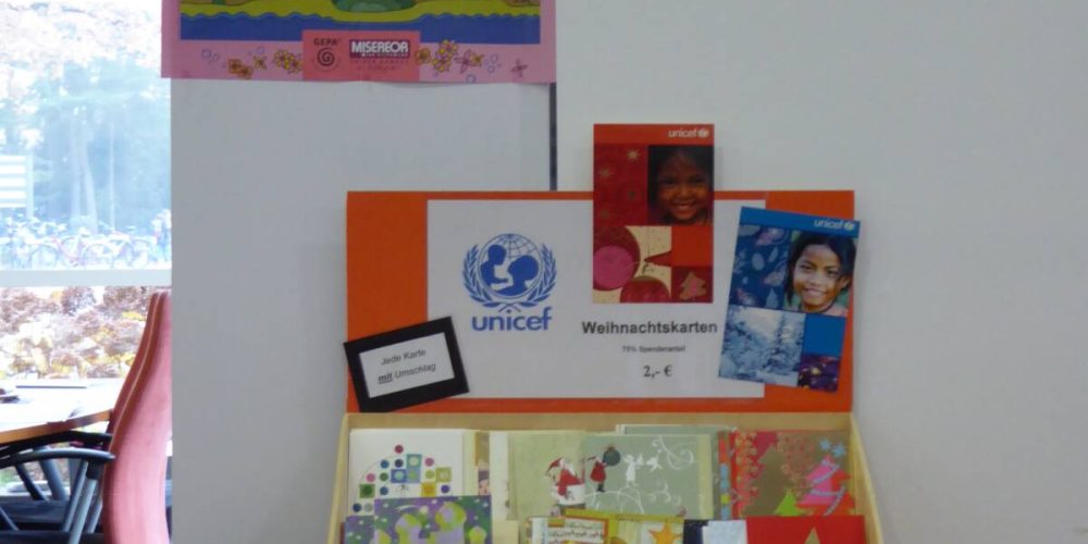 Adventskalender von Fairtrade und der GEPA sowie UNICEF-Karten zum Weihnachtsfest im Lehrerzimmer