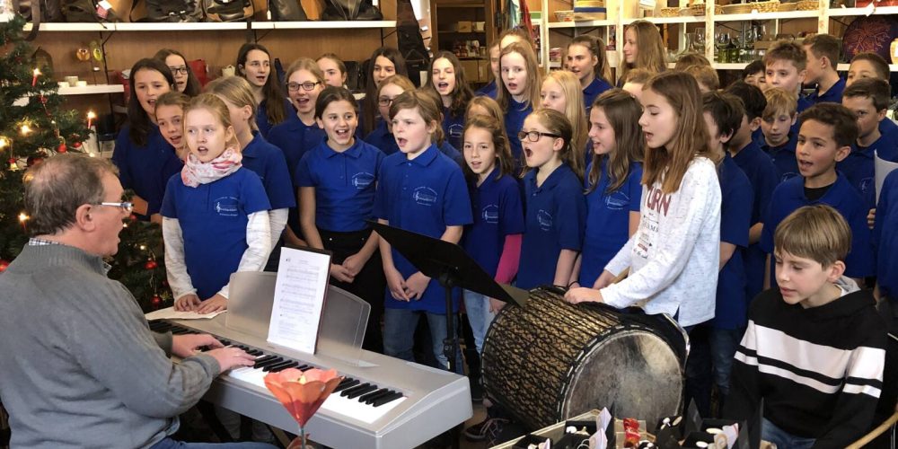 FG-Gesangsklasse eröffnet Weihnachtsmarkt im Weltladen (Pressebericht)