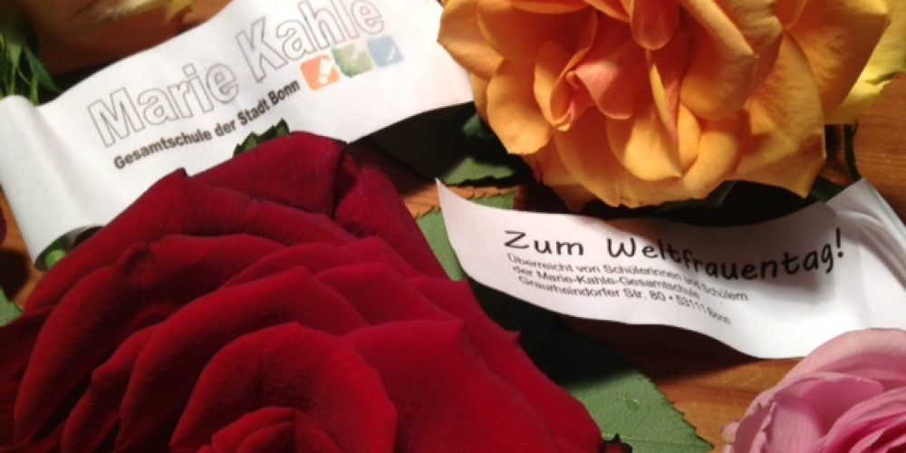 Marie Kahle Fairies verschenken Rosen zum Weltfrauentag