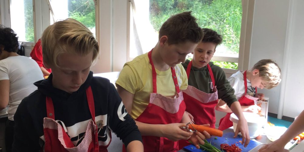 UNESCO Projekttag am Gymnasium Lechenich – SchülerInnen kochen fair, nachhaltig und gesund.