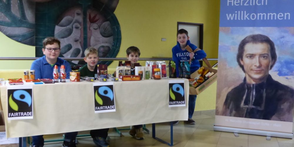 Fairtrade-Verkaufsstand und Bauchladen beim Elternsprechtag