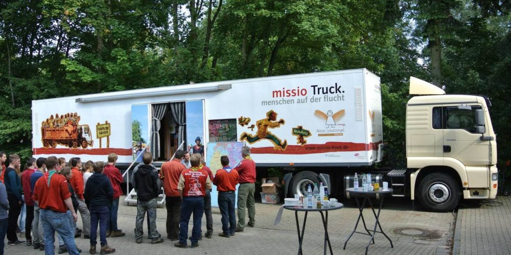 Der missio-Truck am Leibniz-Gymnasium.          Eine mobile Ausstellung zu Fluchtursachen im Kongo