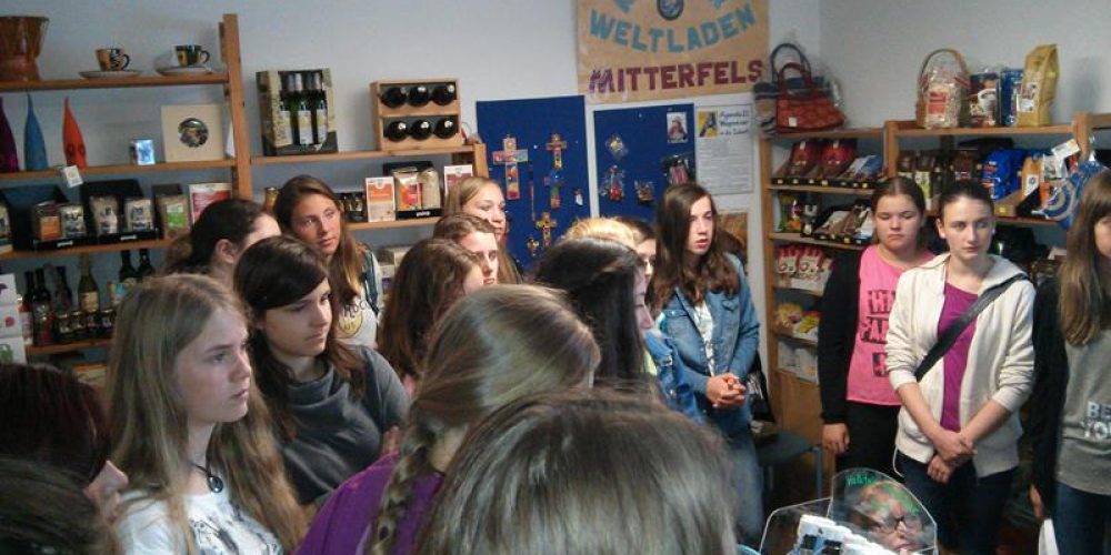 Die Fairtrade Klasse besucht den Kleinen Welt Laden in Mitterfels