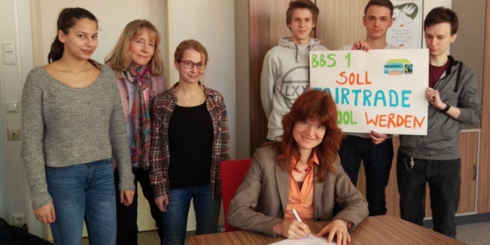Fairtrade-Schulkompass unterzeichnet