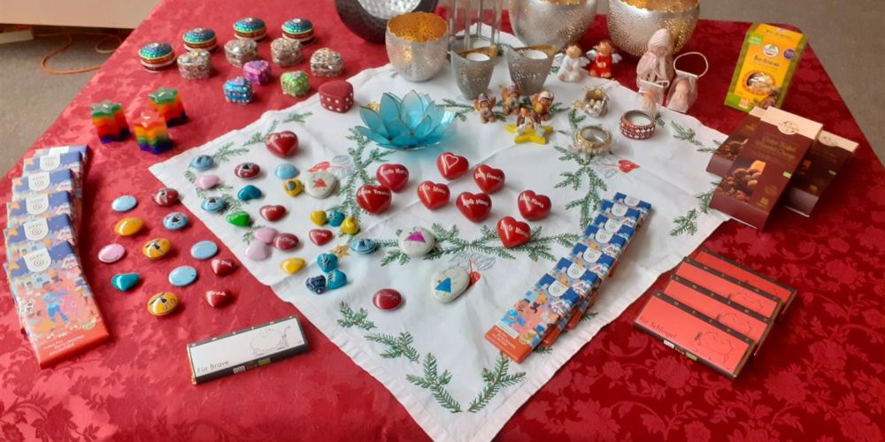 „Weihnachtswichtel“ verteilen fast 200 Fairtrade-Geschenkartikel