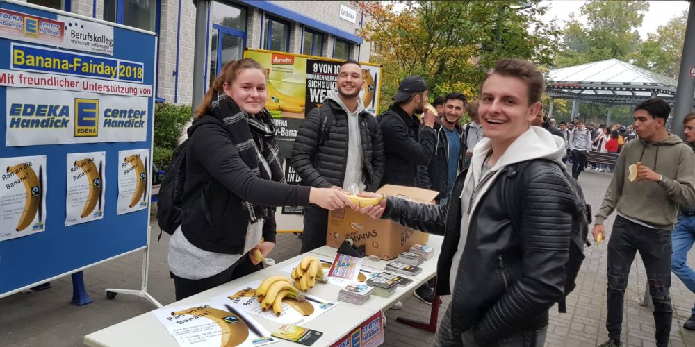 Ran an die Banane – Berufskolleg Neuss-Weingarstraße wirbt für den Fairen Handel