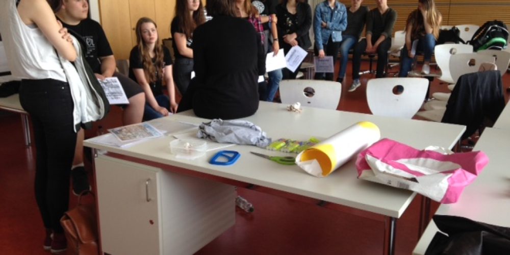 Workshop des Fairtrade-Teams des Are-Gymnasiums: „Kleider machen Leute“