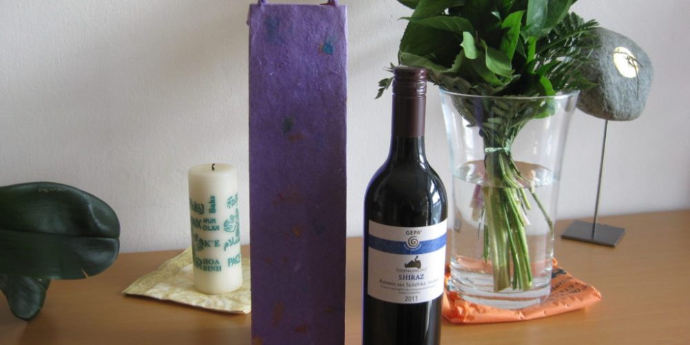 Fairer Wein in einer fairen Papiertüte – unser Geschenk für Gäste der Schule