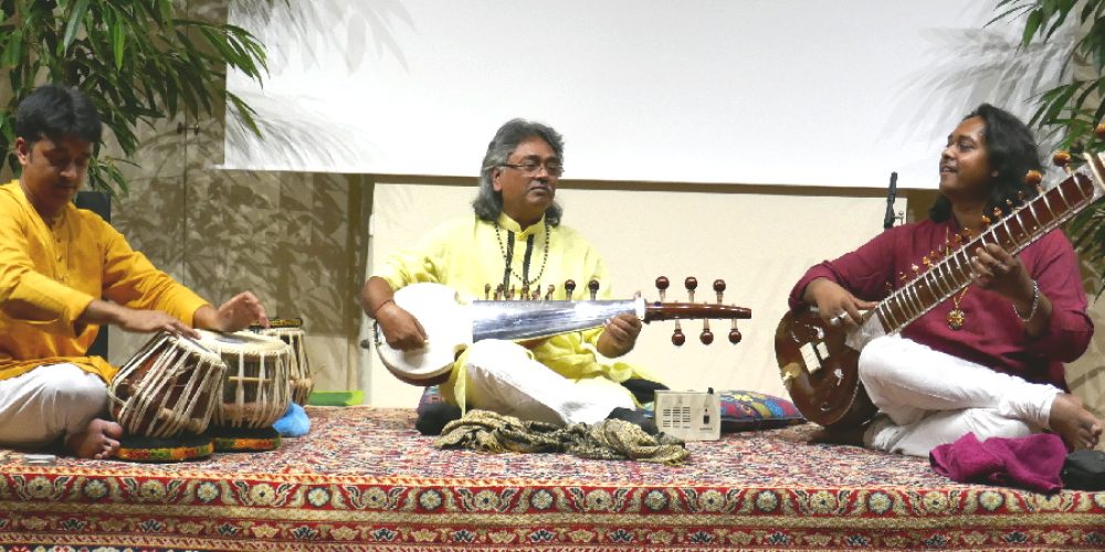 Gespannte Ohren bei den Weltklassemusikern des indischen Maharaj-Trios