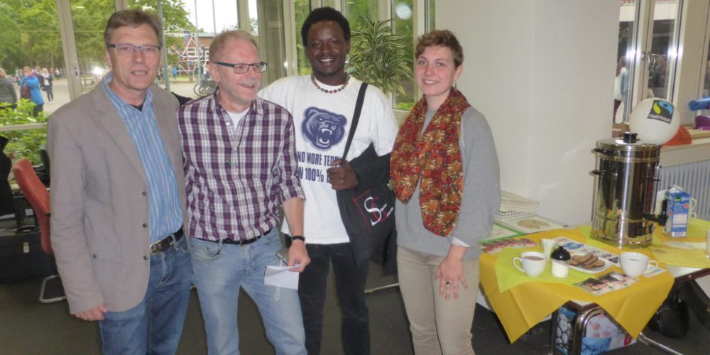 Antje Hollander (Abi 2013) und Joel Dayo in der Fairen Woche zu Gast am Söderblom mit Workshops zu globalen Ungerechtigkeiten sowie Kultur und Sport – Deutschland und Uganda im interkulturellen Austausch