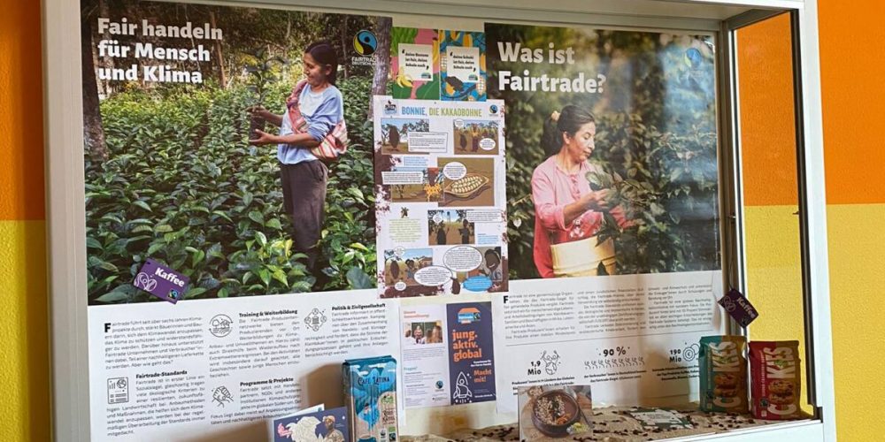 Eine Vitrine, die durch Fair Trade zum Strahlen gebracht wird