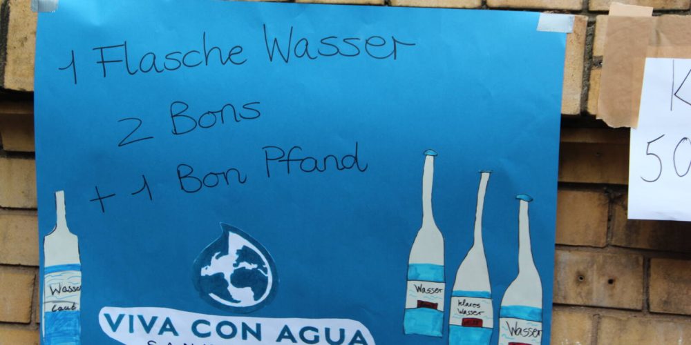 Wasserkauf am Schulfest von Viva con agua