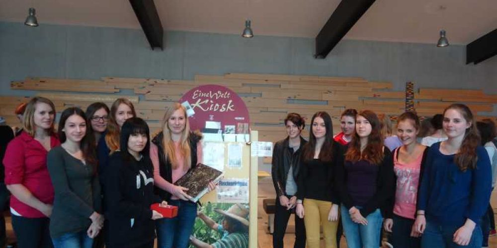 Die „Geschäfte“ der Papier AG (Fairtrade School Team) an neues Team übergeben